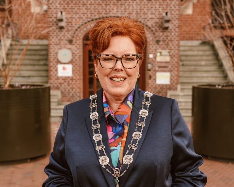 WINTERSWIJK — Baukje Dijkstra geïnstalleerd als nieuwe burgemeester