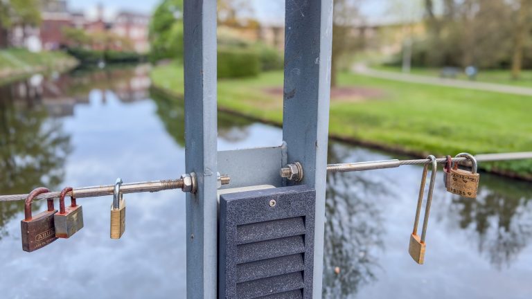 Zondagsverhaal: De slotjes van de Kikkersprongbrug