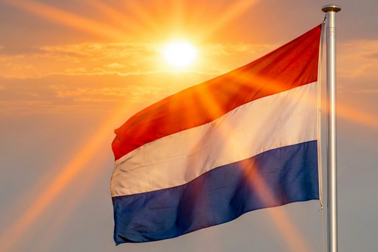 KONINGSDAG — Droog maar fris: jas geen overbodige luxe