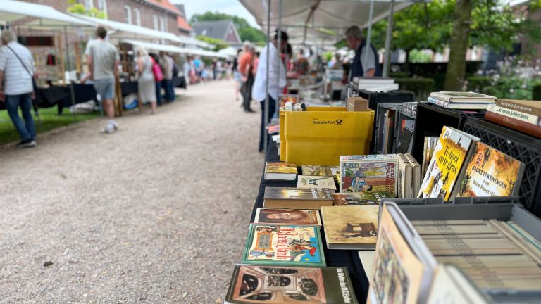 BREDEVOORT — Internationale Lenteboekenmarkt bij Koppelkerk in Bredevoort