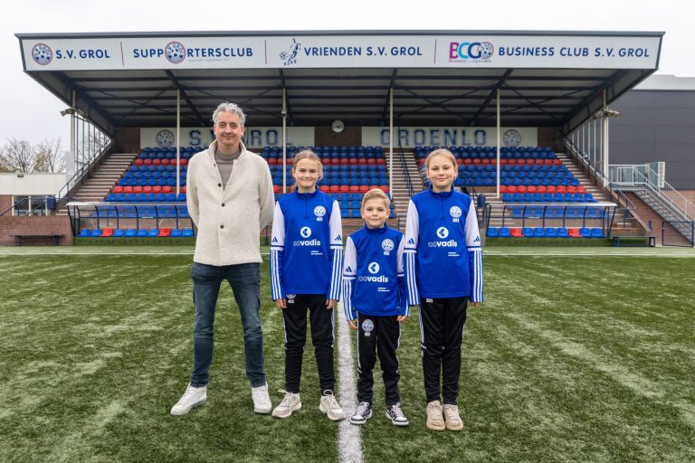 GROENLO — Nieuwe presentatiepakken voor jeugdteams van Grol