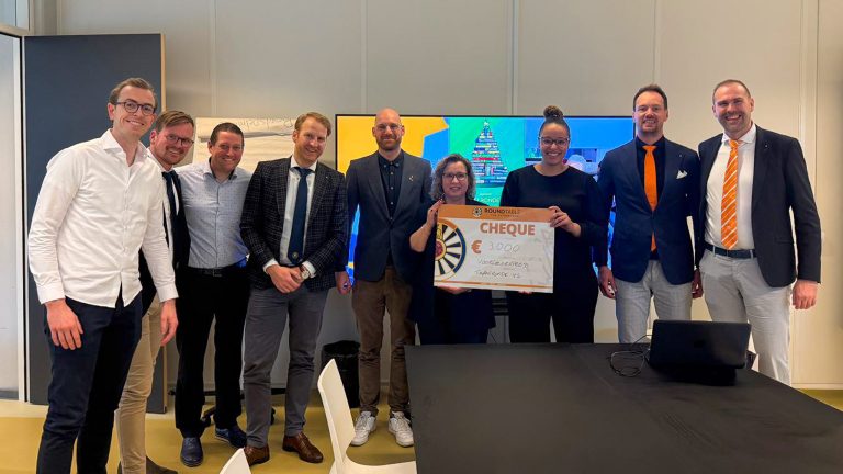 OOST-ACHTERHOEK — Cheque van €3.000 voor VoorleesExpress Oost-Achterhoek