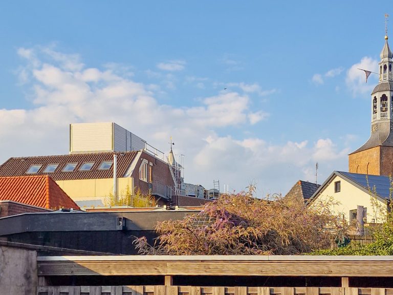 GROENLO — Grote installaties op dak stadhuis zorgen voor verbazing