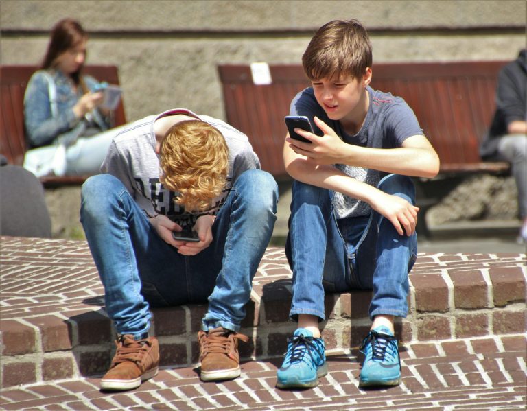 ZWOLLE — Cyberpesten treft honderdduizenden Nederlanders: verzekeraar biedt hulp bij gevolgen