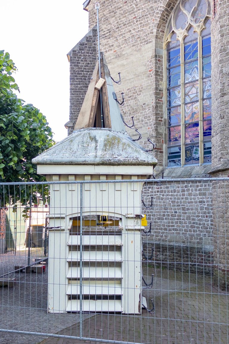 GROENLO — Torentje van voormalig stadhuis tijdelijk van dichtbij te bekijken naast Oude Calixtuskerk