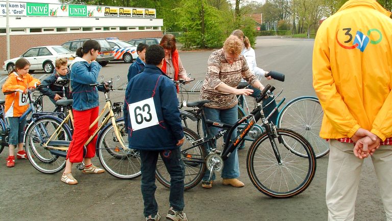 LICHTENVOORDE / GROENLO — Leerlingen doen fietsexamen in Lichtenvoorde en Groenlo