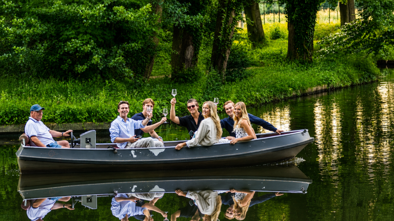 GROENLO — Fluisterbootjes brengen deelnemers City of Taste over de gracht van Groenlo