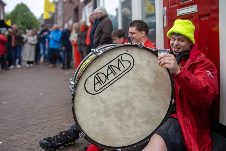 GROENLO — Dweilorkesten zorgen ondanks regen voor muzikaal feest in Groenlo