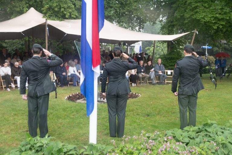 GROENLO — Indrukwekkende herdenking in stromende regen bij glazen monument