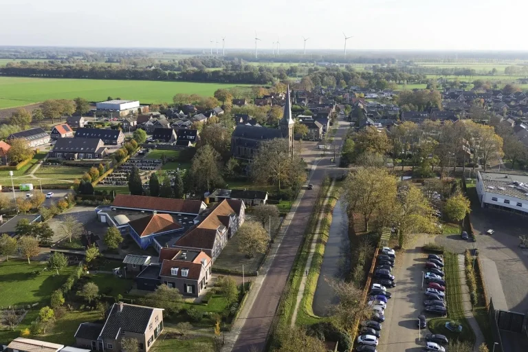 HARREVELD — Herinrichting Kerkstraat Harreveld na proef met vrachtverkeer