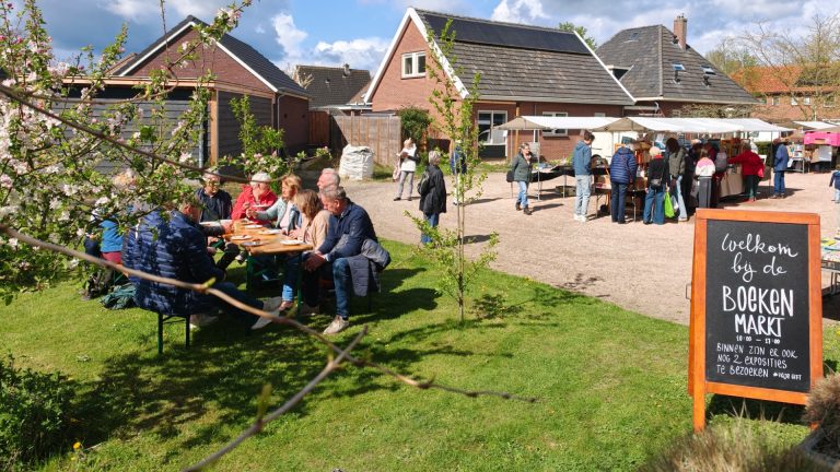 BREDEVOORT — Internationale Pinksterboekenmarkt strijkt neer bij de Koppelkerk in Bredevoort