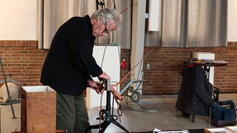 BREDEVOORT — De Machine van Jaap Kater komt tot leven tijdens performance in Koppelkerk