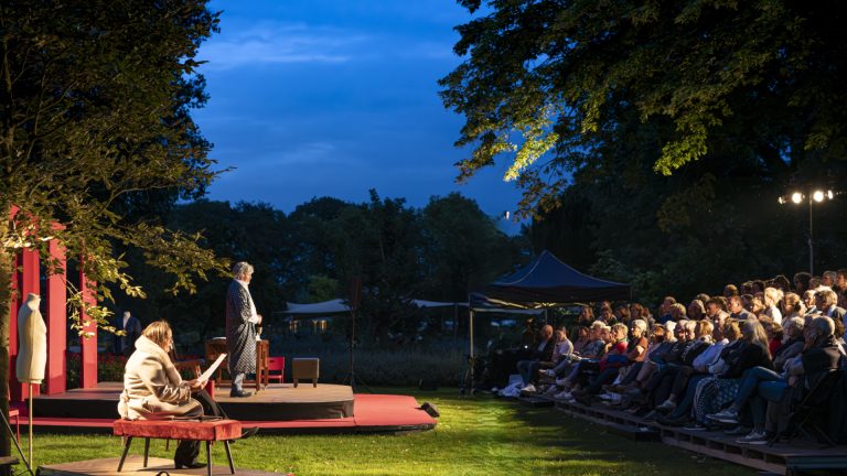 BREDEVOORT — Theatergroep Smeedwerk brengt koningsdrama naar Vestingpark Bredevoort