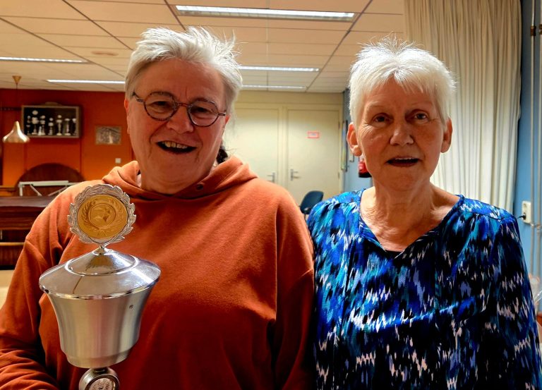 NEEDE — Bridgekampioenen gehuldigd bij Trefpunt De Berg in Neede