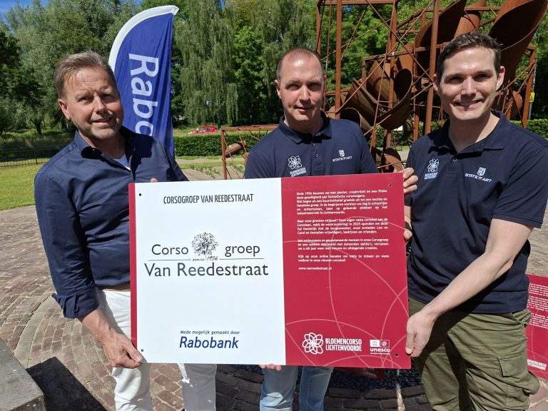 LICHTENVOORDE — Rabobank schenkt nieuwe informatieborden aan corsogroepen