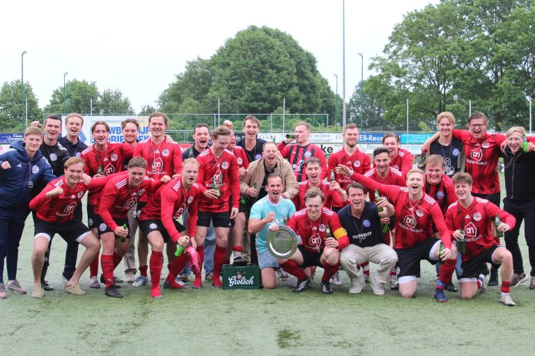 GROENLO — Grol 8 kroont zich tot kampioen na zege op Pax 6
