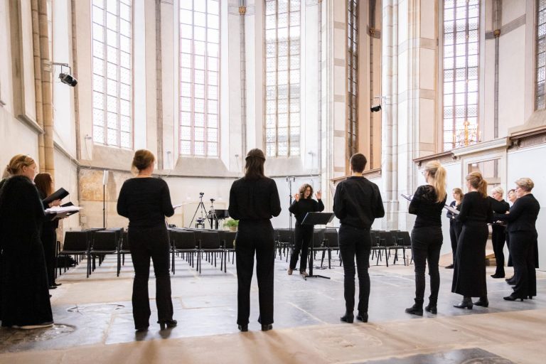 LOCHEM — Vrouwenkamerkoor Hera brengt romantisch zomerconcert in Gudulakerk Lochem