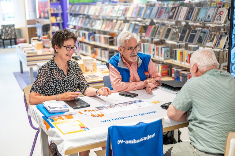 OV-ambassadeurs geven advies tijdens spreekuur in Bibliotheek Winterswijk