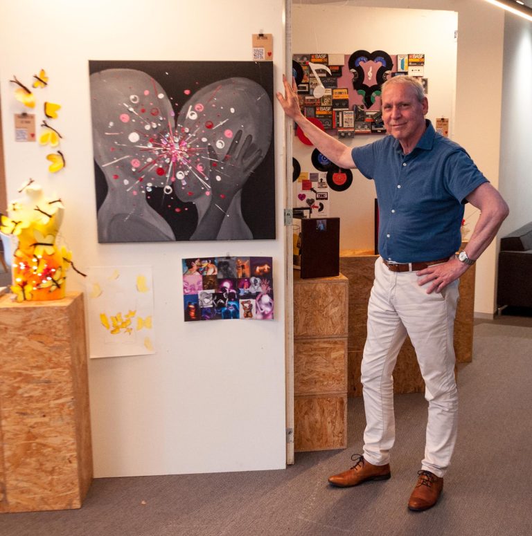LICHTENVOORDE — Eindexamenleerlingen Marianum exposeren kunstwerken over liefde in gemeentehuis