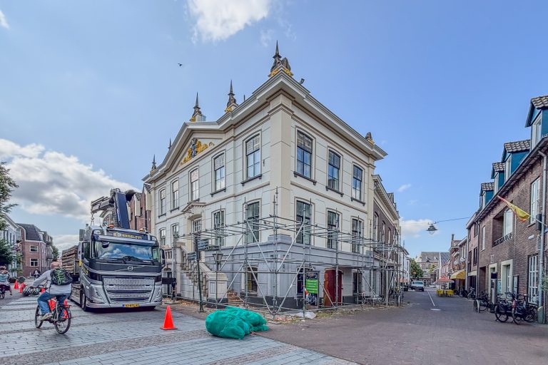 Stadhuis uit de steigers, warmtepomp blijft zichtbaar op het dak