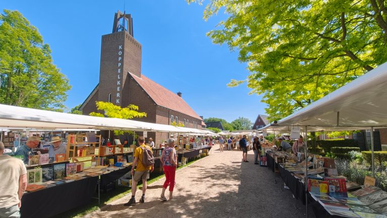 BREDEVOORT — Internationale Zomerboekenmarkt strijkt neer bij de Koppelkerk in Bredevoort