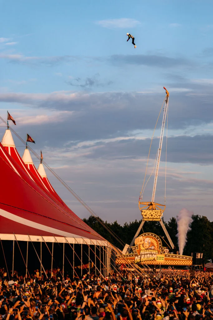 LICHTENVOORDE — Stuntman maakt ongelukkige landing bij Zwarte Cross, toestand is goed