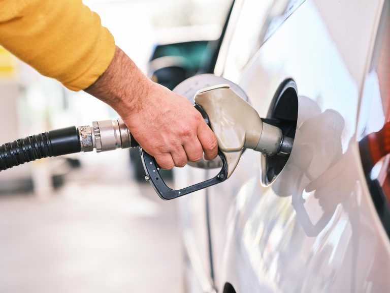 ACHTERHOEK — Grote prijsverschillen aan de pomp in Gelderland: in Oost Gelre kan een volle tank € 18,50 schelen