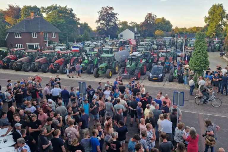 LICHTENVOORDE — Boeren overhandigen brandbrief over stikstofbeleid aan gemeente Oost Gelre