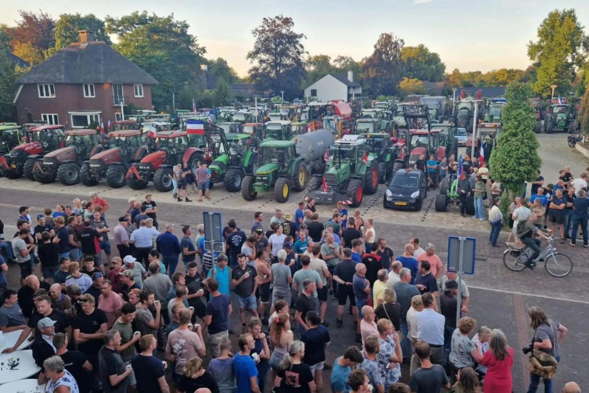LICHTENVOORDE — Boeren overhandigen brandbrief over stikstofbeleid aan gemeente Oost Gelre
