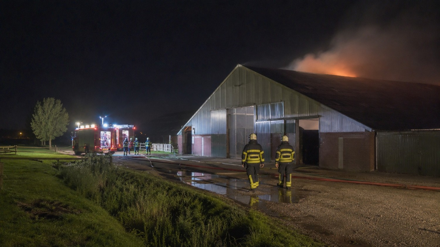BORCULO — Grote stalbrand in Borculo na uren blussen onder controle