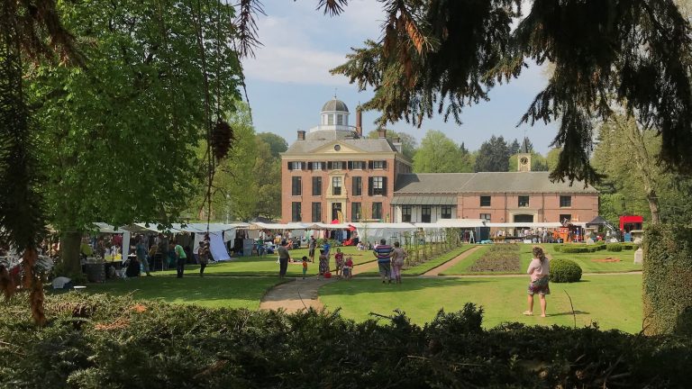 ROZENDAEL — ZomerFair op landgoed Rosendael met markt en kasteelbezoek