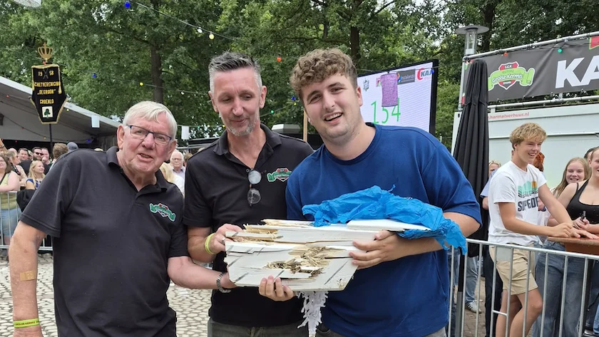 GROENLO — Na bijna zes uur schieten is Jelle van Oene de nieuwe schutterskoning