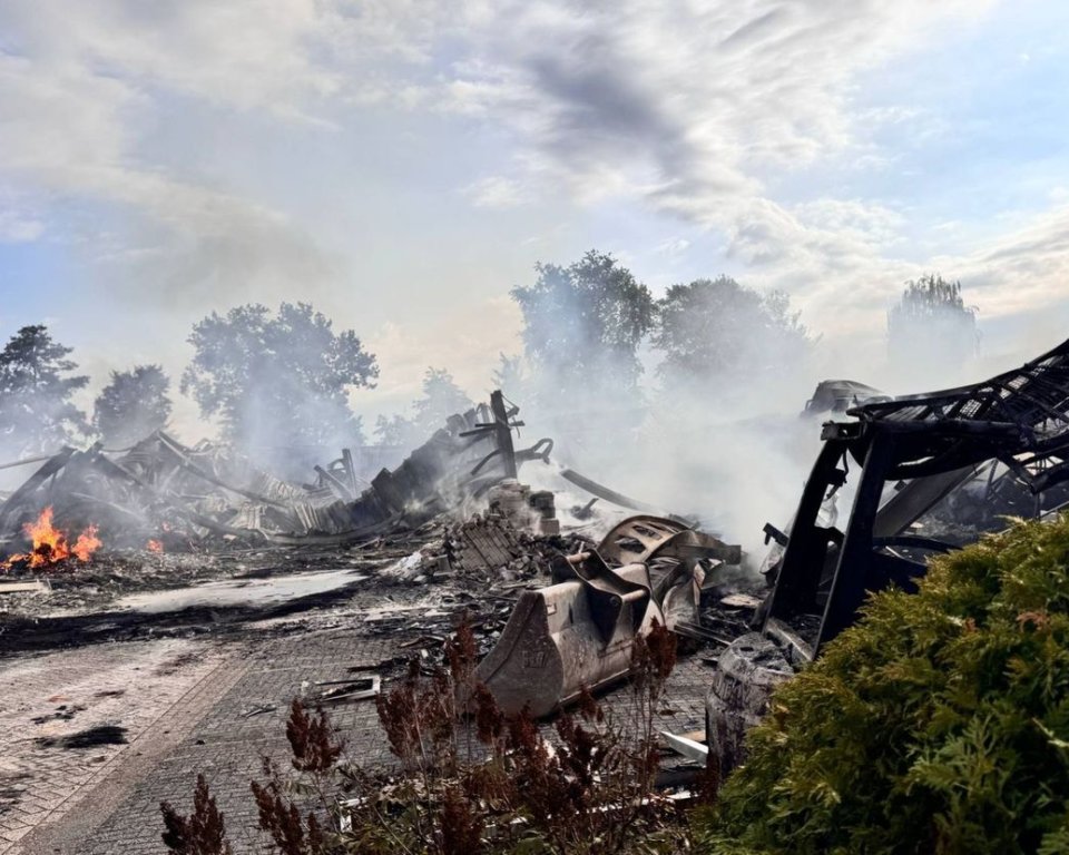 WINTERSWIJK — Grote brand verwoest kringloopwinkel en bouwmaterialenzaak
