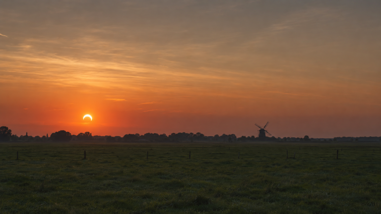 ACHTERHOEK — Bijna 90 procent van zon verdwijnt tijdens zonsverduistering
