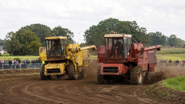 MARIËNVELDE — Auto’s en combines in actie tijdens Spektakelweekend