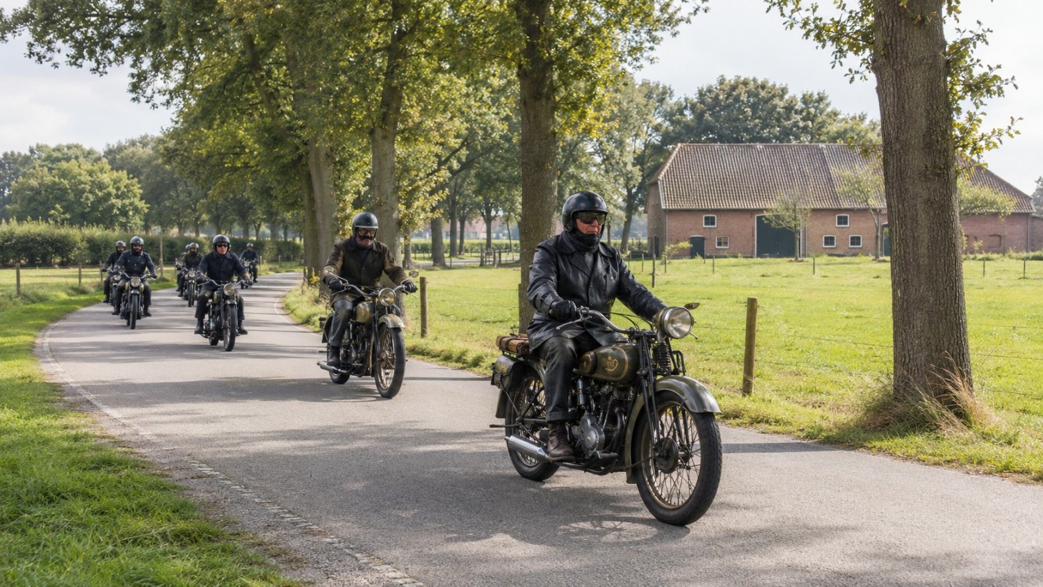 HENGELO (GLD) — Historische motoren rijden door de Achterhoek tijdens 59e Hengelo Rally