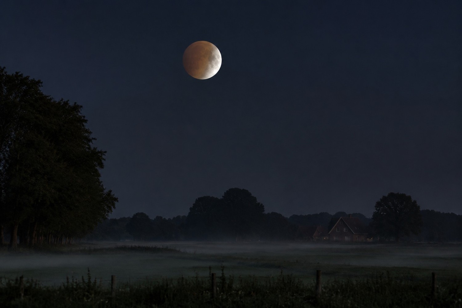 ACHTERHOEK — Gedeeltelijke maansverduistering zichtbaar in de nacht van 27 op 28 augustus