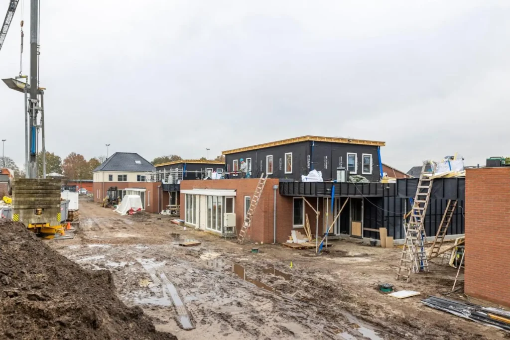 ACHTERHOEK — Achterhoekse energieaanpak krijgt landelijk vervolg, terwijl vol stroomnet woningbouw onder druk zet