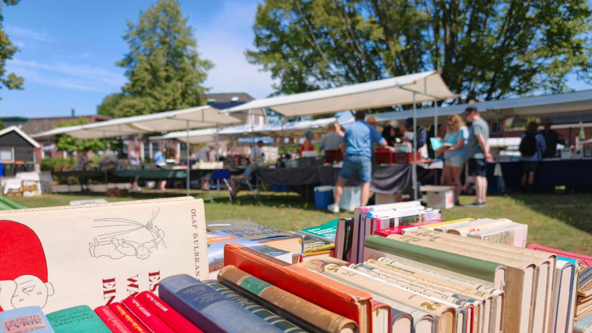 BREDEVOORT — Internationale Augustusboekenmarkt bij Koppelkerk in Bredevoort