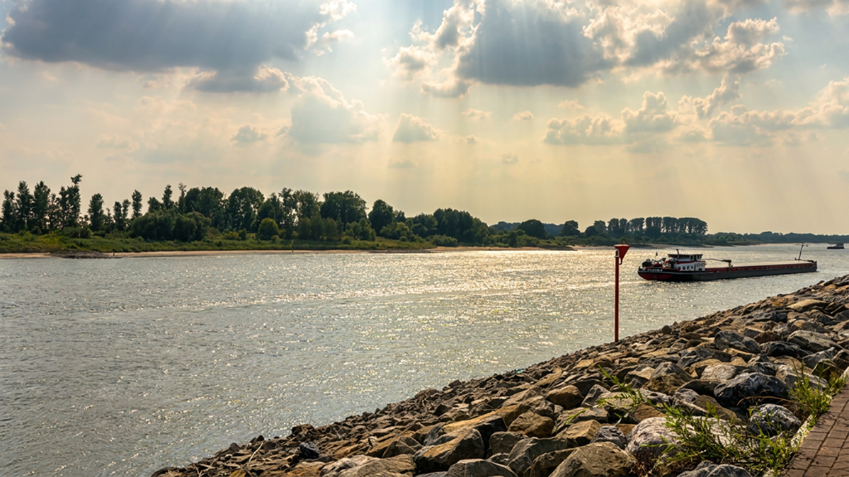 LOBITH — Rijn bij Lobith bereikt laagste waterafvoer ooit gemeten