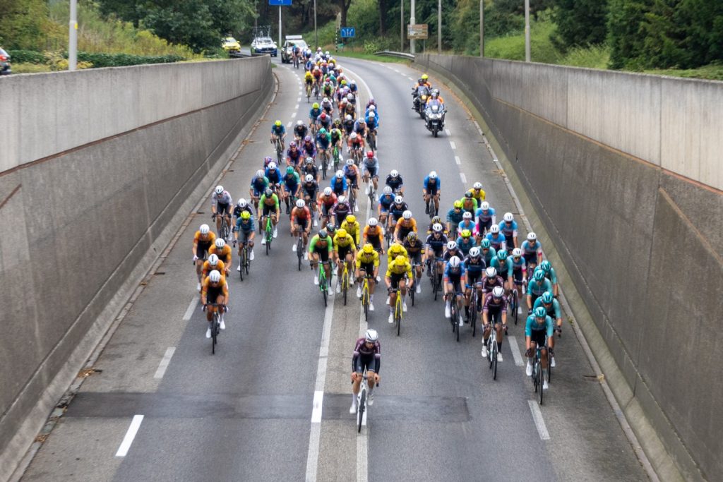 GROENLO — Ronde van de Achterhoek passeert met hoge snelheid door tunnelbak bij Groenlo