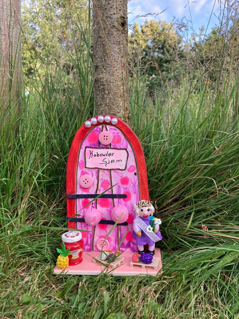 NEEDE — Kabouterroute in Neede leidt langs bijzondere deuren en speelplekken