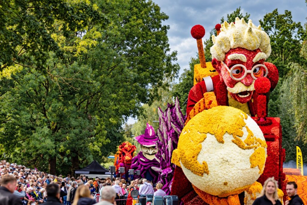 Dahliareuzen trekken door Lichtenvoorde tijdens bloemencorso