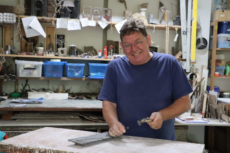 LAAG-KEPPEL — Beeldhouwer Harry de Leeuw te gast bij Kunst of Art in Laag-Keppel