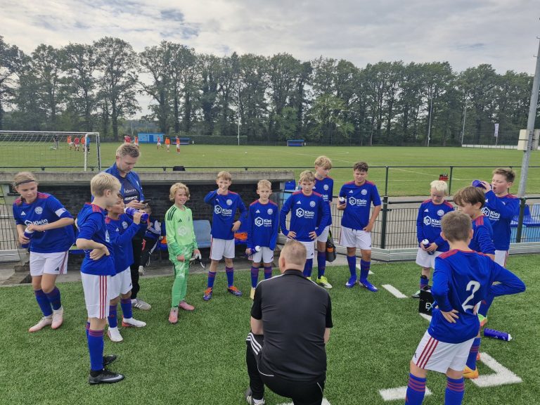 WINTERSWIJK / GROENLO — Grol JO13-2 wint nipt van FC Trias in Winterswijk