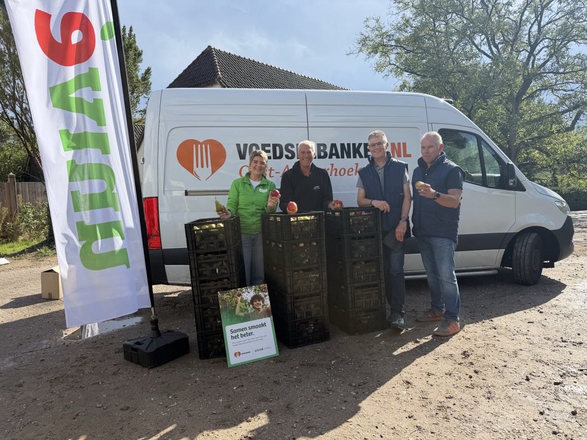 OOST-ACHTERHOEK — Univé-leden plukken 300 kilo fruit voor Voedselbank Oost-Achterhoek