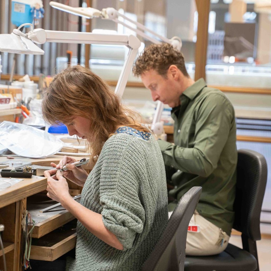 DOESBURG — Doesburgse goudsmeden tonen vakmanschap tijdens Open Atelier