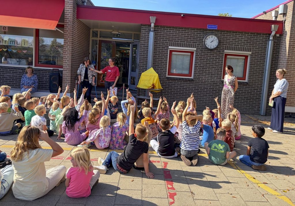 NEEDE — OBS de Vleermuis en Bibliotheek Oost-Achterhoek starten samenwerking voor betere leesvaardigheid