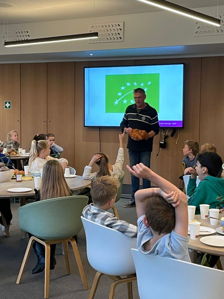 ACHTERHOEK — Achterhoekse basisschoolleerlingen ontbijten met burgemeester en lokale producten