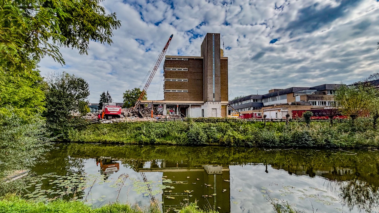 GROENLO — Sloop voormalige zusterflat De Rank in Groenlo maakt ruimte voor nieuw zorgcomplex